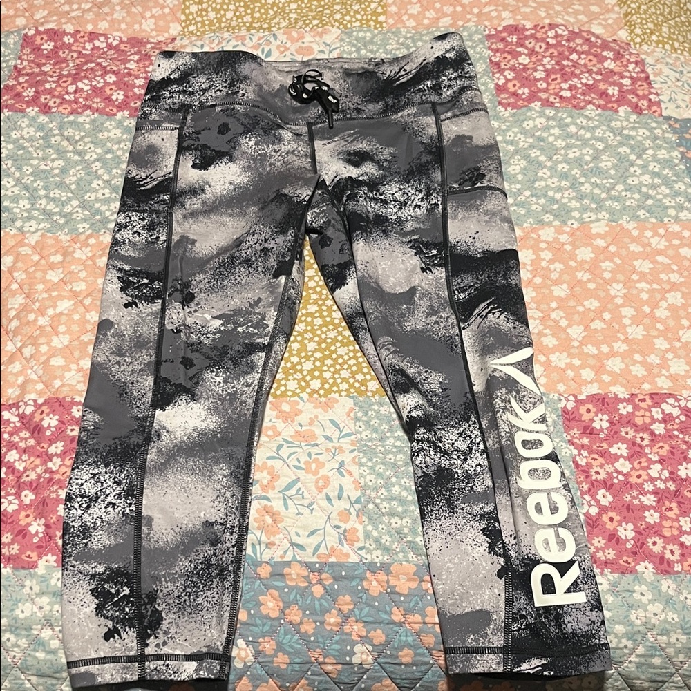 Reebok Women’s Black and White Abstract Leggings Sz L